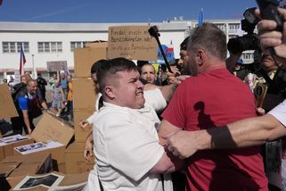 Strkanice v Brně. Odpůrcům sjezdu sudetských Němců muž rozrazil symbolickou barikádu - Novinky